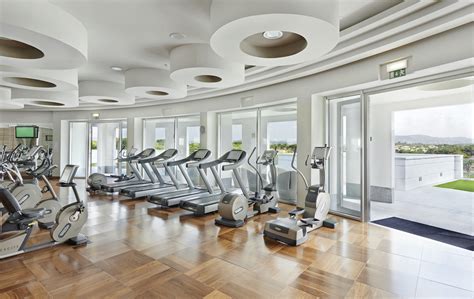 Hotels with a fitness center in Canal Winchester.